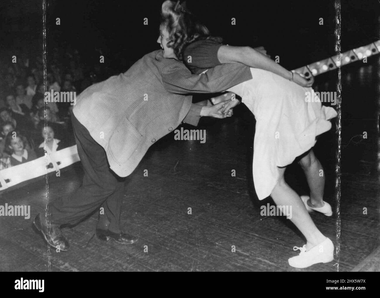 Guancia alla tecnica guancia, come dimostrato da Milton Mitchell e partner al Jitterbug Jamboree nel Municipio di Sydney la notte scorsa. Marzo 3, 1944. Foto Stock