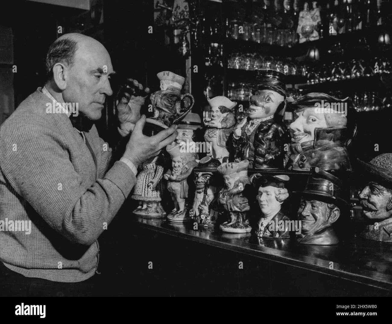 Storia di giocoleria. Vi è storia, 300 anni di essa, nella collezione unica di Toby jugs di proprietà di 64 anni MR. John Bevins, ospite del Lincoln's Inn a Hulme, Manchester. L'hobby del sig. Bevins lo ha durato 40 anni ed ancora trascorre il suo tempo libero nel giro della campagna, cercando le aggiunte alla sua collezione. Maggio 18, 1955. (Foto di Reuterphoto). Foto Stock