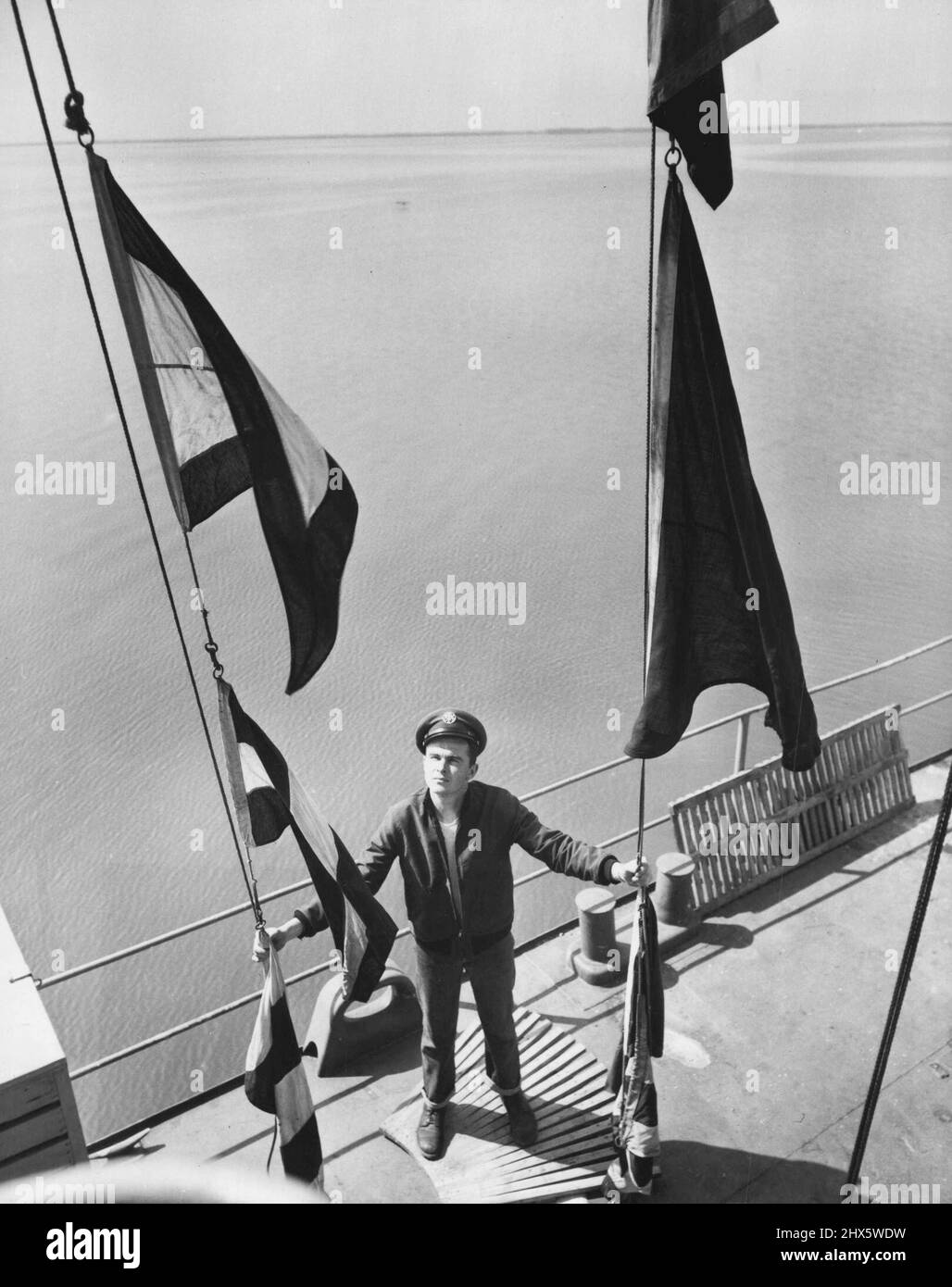 Uno di un genere (secondo di dieci) -- il navigatore della nave è CPL. Harold F. Scott, che viene mostrato qui con le bandiere di segnalazione. Il Craft fornisce un supporto a discesa per il terreno di prova a lunga distanza a Cocoa. Settembre 3, 1951. (Foto di ACME). Foto Stock