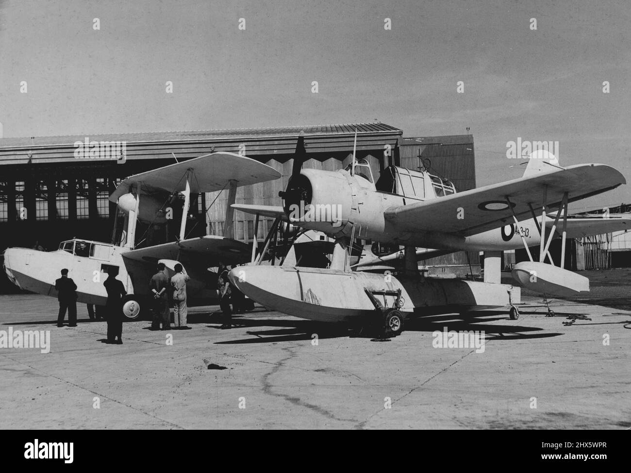 RAAF si prepara per l'Antartico. Il Waltrus e Sikorski Kingfisher velivolo che sarà in corso sul LST3501 e Wyatt Earp fotografato a Rathmines al giorno. Ottobre 17, 1947. (Foto di Ronald Leslie Stewart/Fairfax Media). Foto Stock