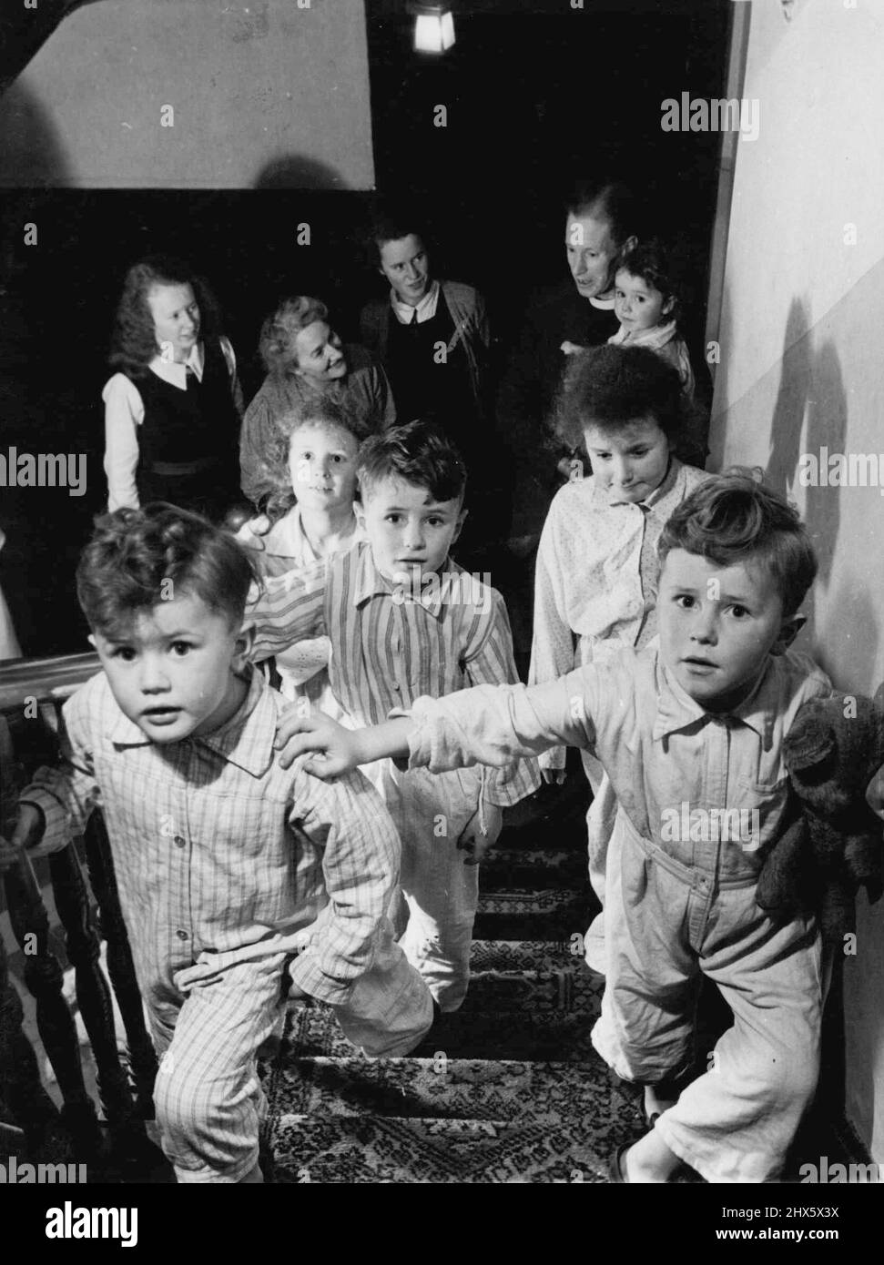 Famiglia per felicità - grandi famiglie fanno felicità e tagliano l'egoismo dice il ***** . Nicholas, 42, Vicario di Lamphey, Pembrokeshire. Il ***** ha dieci figli, di età compresa tra i tre e i sedici anni. Per preparare i sei più giovani a salire le scale per andare a letto come questo porta sia lui che sua moglie una buona mezz'ora ogni notte. "A casa sono una normale cameriera di tutto il lavoro", dice il vicario, "aiutando con i lavori di casa i bambini. 'Ho un molto modesto stipend' (il ottiene £360 un anno e vive senza rendita). "W Foto Stock