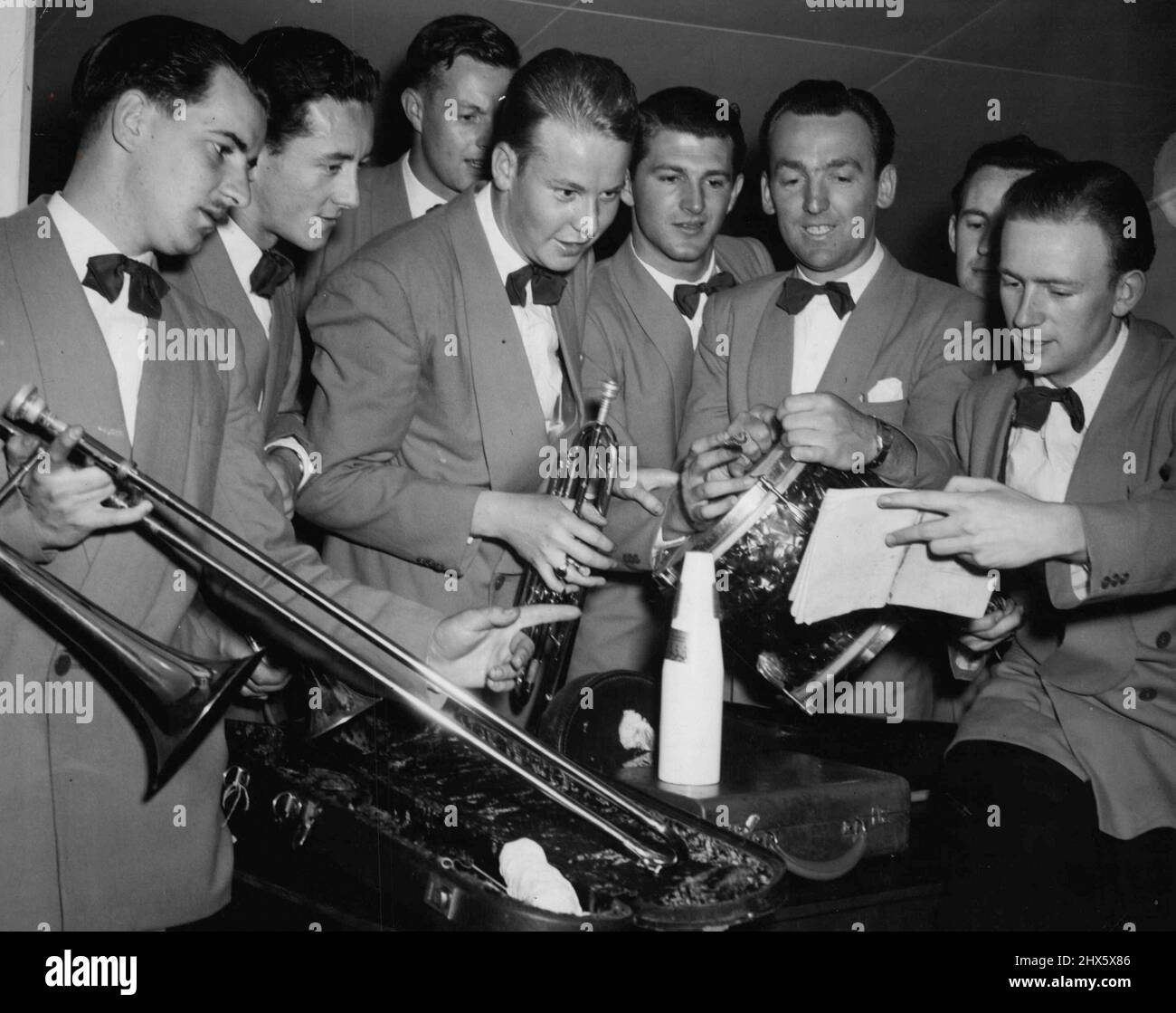 Wocka Dyer, Bill Tope, Geoff Bland, Frank Johnson, Wes, Brown, Jack Connelly, Geoff Kitchen ha fotografato a Sydney quando si unì alla battaglia indecisa delle band. Febbraio 13, 1950. (Foto di Glamour). Foto Stock