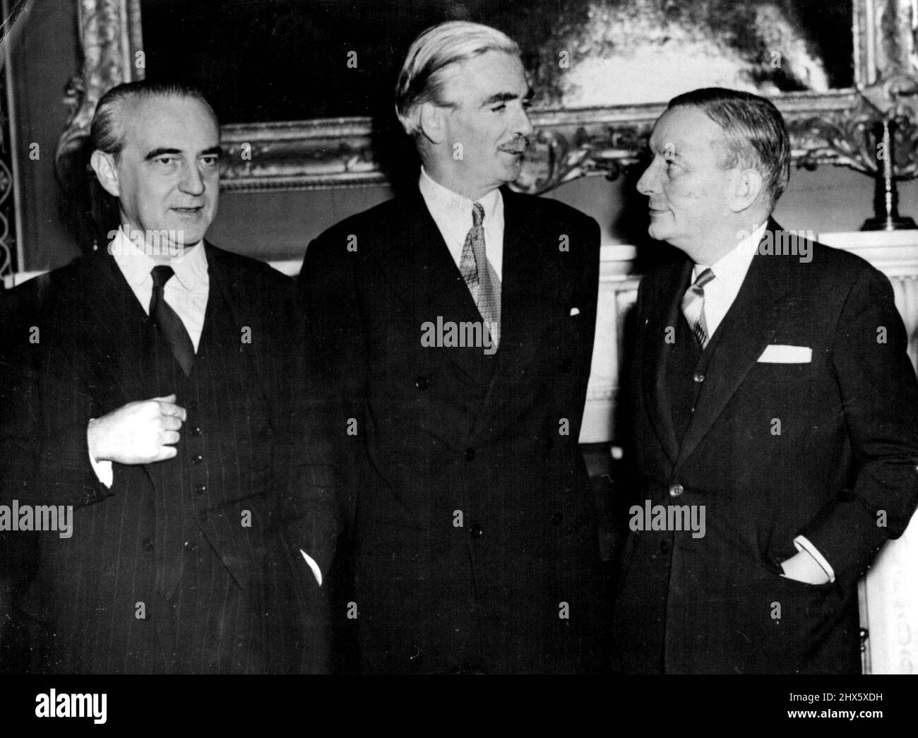 Bidault incontra Eden a Londra: Il ministro degli Esteri francese Georges Bidault (a destra) con il ministro degli Esteri britannico Anthony Eden (centro) e il sig. Herve Alphano (Francia) presso l'ufficio degli Esteri di Londra al giorno (giovedì).M. Bidault e M. Rene Mayer, Premier francese, sono a Londra per colloqui sulle relazioni anglo-francesi riguardanti la Comunità europea di difesa. Febbraio 12, 1953. (Foto di Reuterphoto). Foto Stock