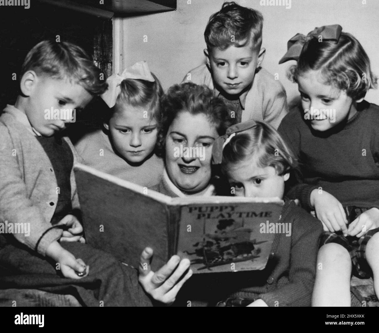 Triplette e scale - un esperto ha detto oggi: 'Se avete triplette - ottenere una casa senza scale'.l'esperto è la moglie del macellaio Waitara, signora Doreen Skinner, che ha avuto cinque figli in 21 mesi e vive in una casa a due piani. Lei e il marito Dudley trovarono una costante corsa su e giù per le scale la maggior parte indossando una serie di triplette (ora cinque) e gemelli (ora tre). Ha detto la signora Skinner oggi, 'non mi aspettavo mai di avere cinque figli, ma sono contento di averli ora.'ho usato per mettere le triplette a settembre Foto Stock