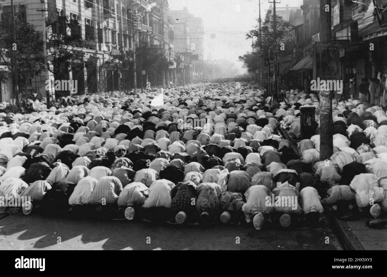 Festival religioso a Delhi: Affollato in una strada sono devoto musulmano ***** Si inginocchia prima del famoso Jumma Masjid a ***** Le celebrazioni Id-El-Fitr del mese di ***** . Dicembre 9, 1937. (Foto di Keystone).;Festival religioso a Delhi: Affollato in una strada sono devota musulmano ***** Si inginocchia prima del famoso Jumma Masjid a ***** Le celebrazioni Id-El-Fitr del mese di ***** . Foto Stock