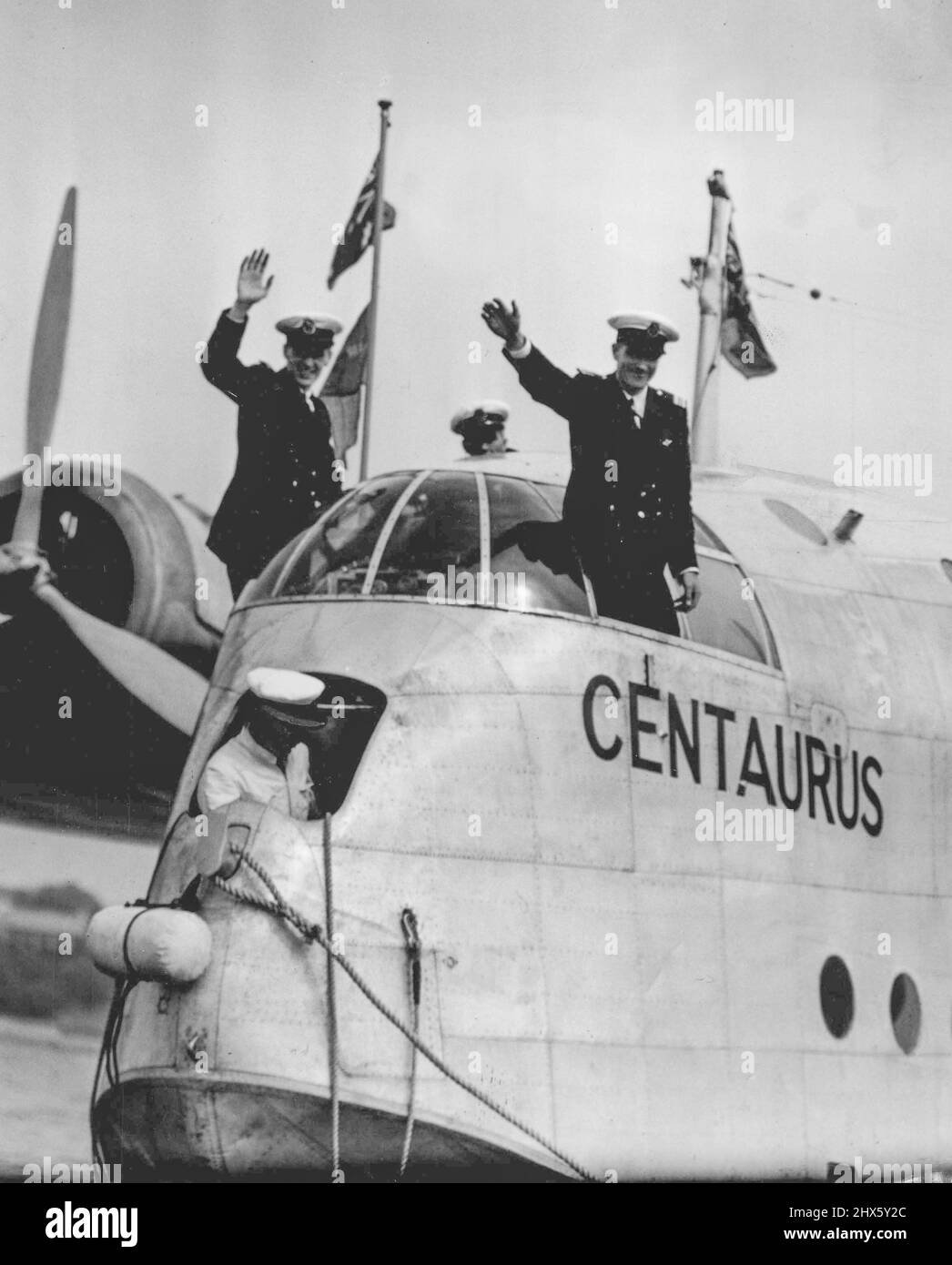 Gli ufficiali del Centarus oggi hanno dato un benvenuto allegro a Sydney dopo che l'enorme nave si era stabilizzata sulle acque di Rose Bay. Le dimensioni del flying-boat sono suggerite dagli uomini, che si levano oltre sei piedi. 24 dicembre 1937.;gli ufficiali del Centaro oggi hanno dato un benvenuto allegro a Sydney dopo che l'enorme nave si era stabilizzata sulle acque di Rose Bay. Le dimensioni del flying-boat sono suggerite dagli uomini, che si levano oltre sei piedi. Foto Stock