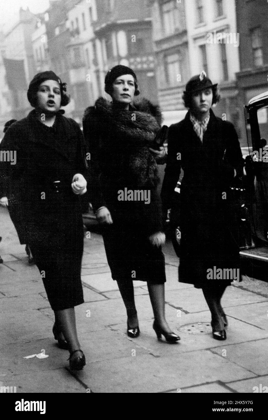 Lady Airlie (al centro) e sua figlia, Lady Victoria Ogilvy (a sinistra) e Miss Coke (a destra). Al matrimonio di Miss Rosemary Coke e John D'Henin Hamilton a St. George's Hanover Square, Londra. Marzo 01, 1935. (Foto di Topical Press). ;Lady Airlie (centro) e sua figlia, Lady Victoria Ogilvy (sinistra) e Miss Coca Coca (destra). Al matrimonio di Miss Rosemary Coke e John D'Henin Hamilton a St. George's Hanover Square, Londra. Foto Stock