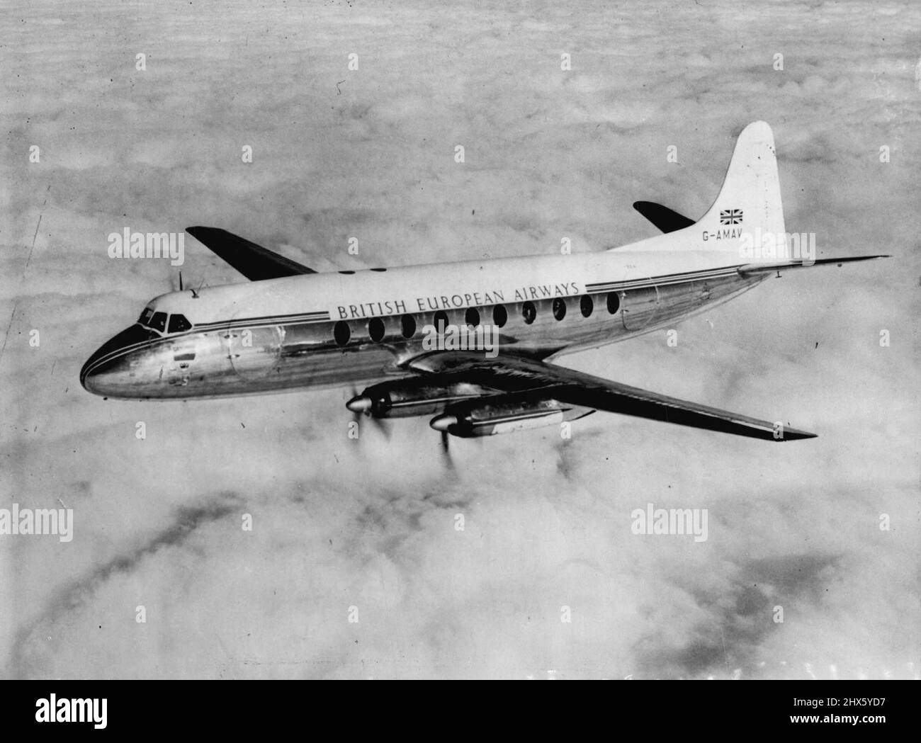 Prossimamente -- si prevede che nel mese di ottobre British European Airways prenderà una prima consegna del Vickers Viscount 700 - di cui questo è un nuovo quadro in volo - il primo aereo al mondo elica-turbina. È alimentato da quattro motori Rolls-Royce 'Start'. Anche il Viscount, uno dei nuovi e brillanti aerei che portano la Gran Bretagna nella leadership dell'aviazione civile mondiale, è in forte domanda tra le compagnie aeree d'oltremare. Oltre ai 20 in costruzione per la B.E.A., sono stati 12 Viscount Foto Stock