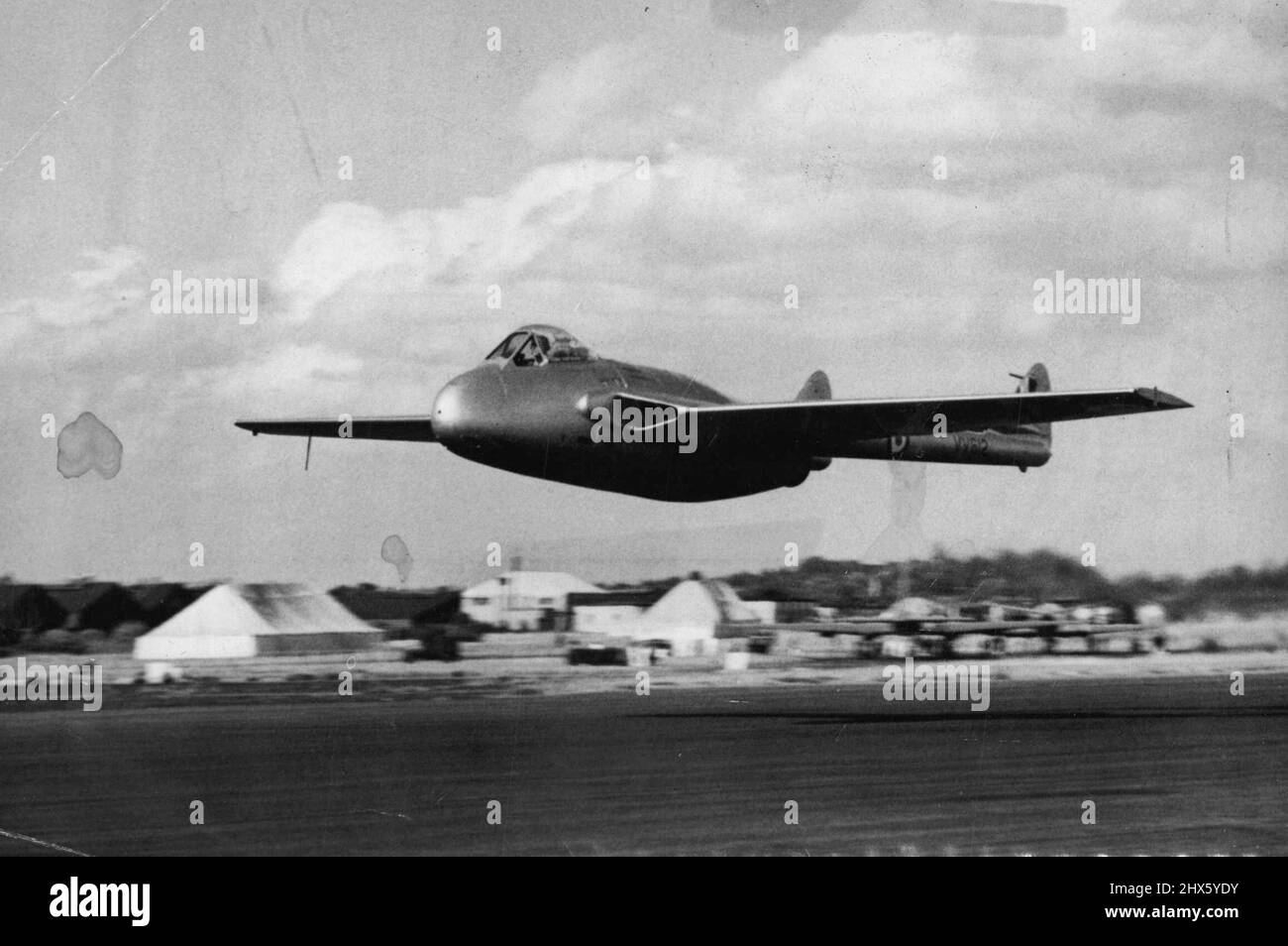 'Secret ' è uscito - e nel nuovo Jet Fighter di Air Britain -- Decollato dalla lista segreta solo ieri, il De Havilland 112 'Venom' ad alta quota jet-powered interceptor è raffigurato al giorno, Martedì, skimming il campo aereo a Farnborough, Hampshire, dove la macchina è inclusa nel 10th Flying Display and Exhibition della Società di costruttori aerei britannici. De Havilland prova. Il pilota John Derry era ai controlli. In questa foto, il Venom è visto senza il jettisonable snellito Foto Stock