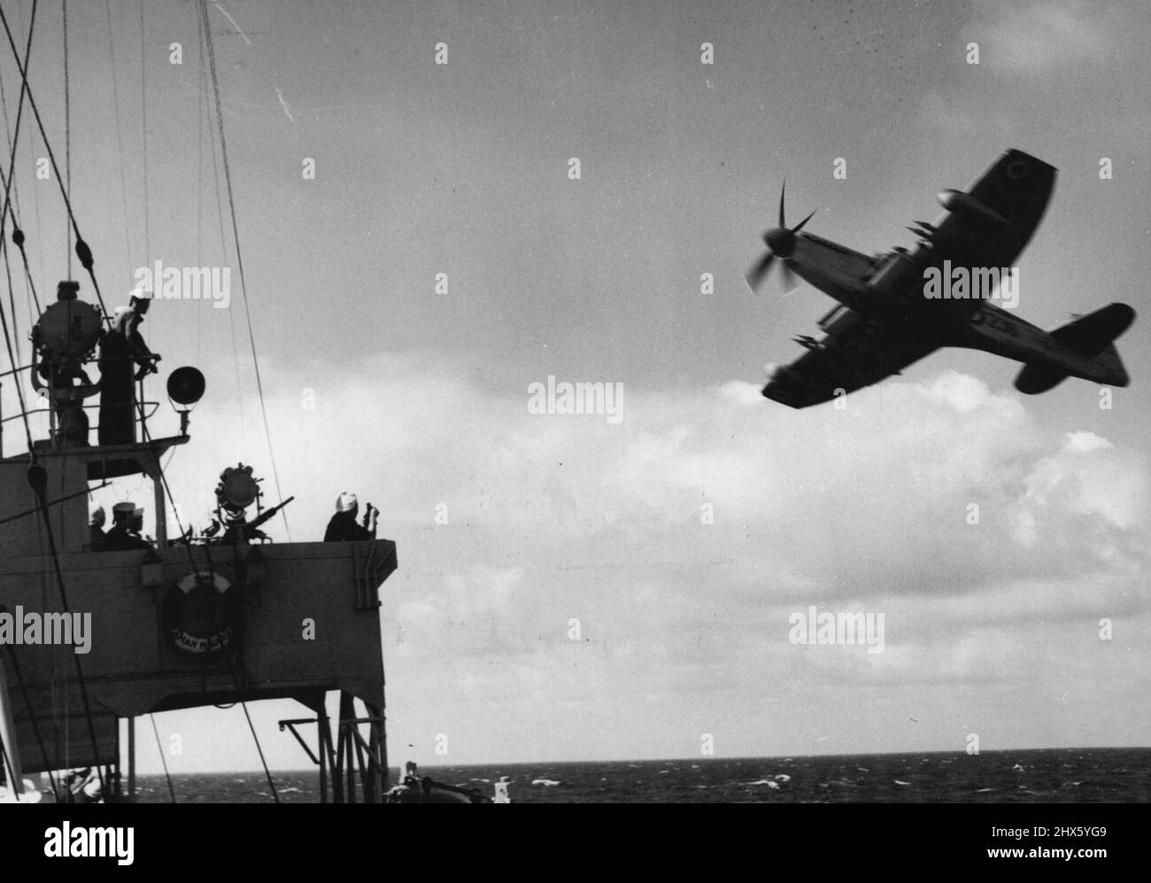 Attack in the Bay -- with the West Union Fleet - A 'Sea Fury' of Fleet Air Arm tempesta in per attaccare la nave olandese scorta 'John Maurits' come lei aratri attraverso la baia di Biscay durante le manovre combinate delle flotte dell'Unione occidentale. Durante queste manovre - 'Exercise Verity', -in cui le navi delle navi belghe, Butch e francesi hanno collaborato con la British Home Fleet - sottomarini e aerei hanno fatto frequenti attacchi alle navi da guerra. Keynote dell'esercizio, progettato per addestrare la var Foto Stock