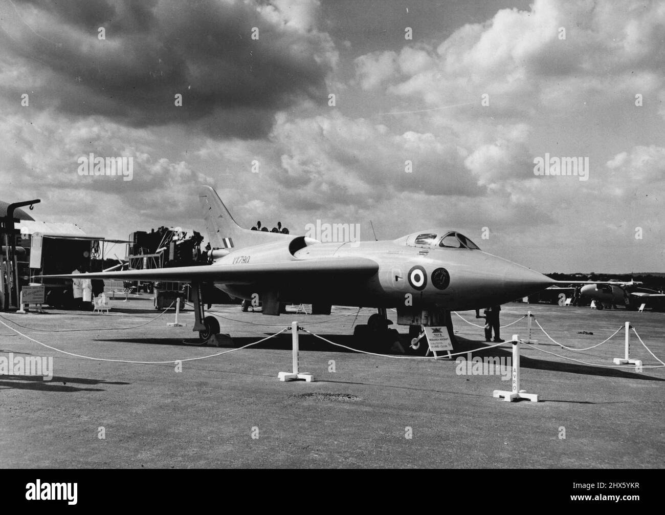 L'aereo Avro Jet Research al Farnborough Display -- l'aeromobile di ricerca Avro 707 Delta Wing alimentato da motori Derwent (Rolls Royce), visto alla mostra Society of British Aircraft Constructors di Farnborough. Settembre 7, 1950. (Foto di Fox Photos).;l'aereo di ricerca di Avro Jet alla visualizzazione di Farnborough -- l'aereo di ricerca dell'ala Delta di Avro 707 alimentato dai motori di Derwent (Rolls Royce), visto alla mostra della società dei costruttori di aerei britannici, Farnborough. Foto Stock