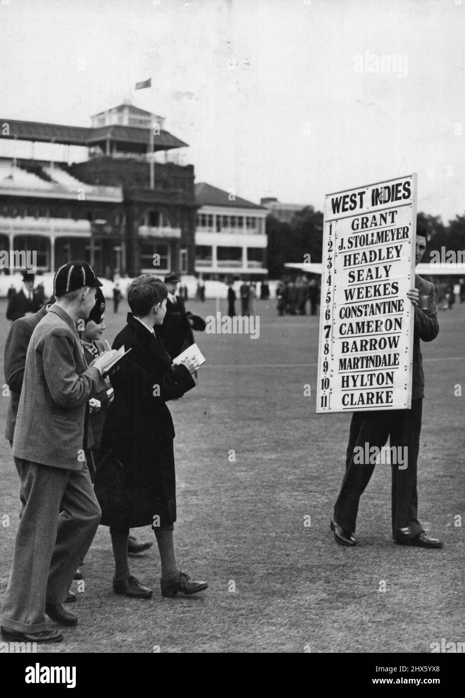 Cricket - il primo test Match al Lord's England V. West Indies - primo giorno. Un'innovazione. Per informare gli spettatori delle squadre prima che le carte vengano stampate, le tavole sono state portate a terra prima del gioco. Giugno 24, 1939. (Foto di Sport & General Press Agency Limited).;Cricket - il primo test Match al Lord's England V. West Indies - primo giorno. Un'innovazione. Per informare gli spettatori delle squadre prima che le carte vengano stampate, le tavole sono state portate a terra prima del gioco. Foto Stock