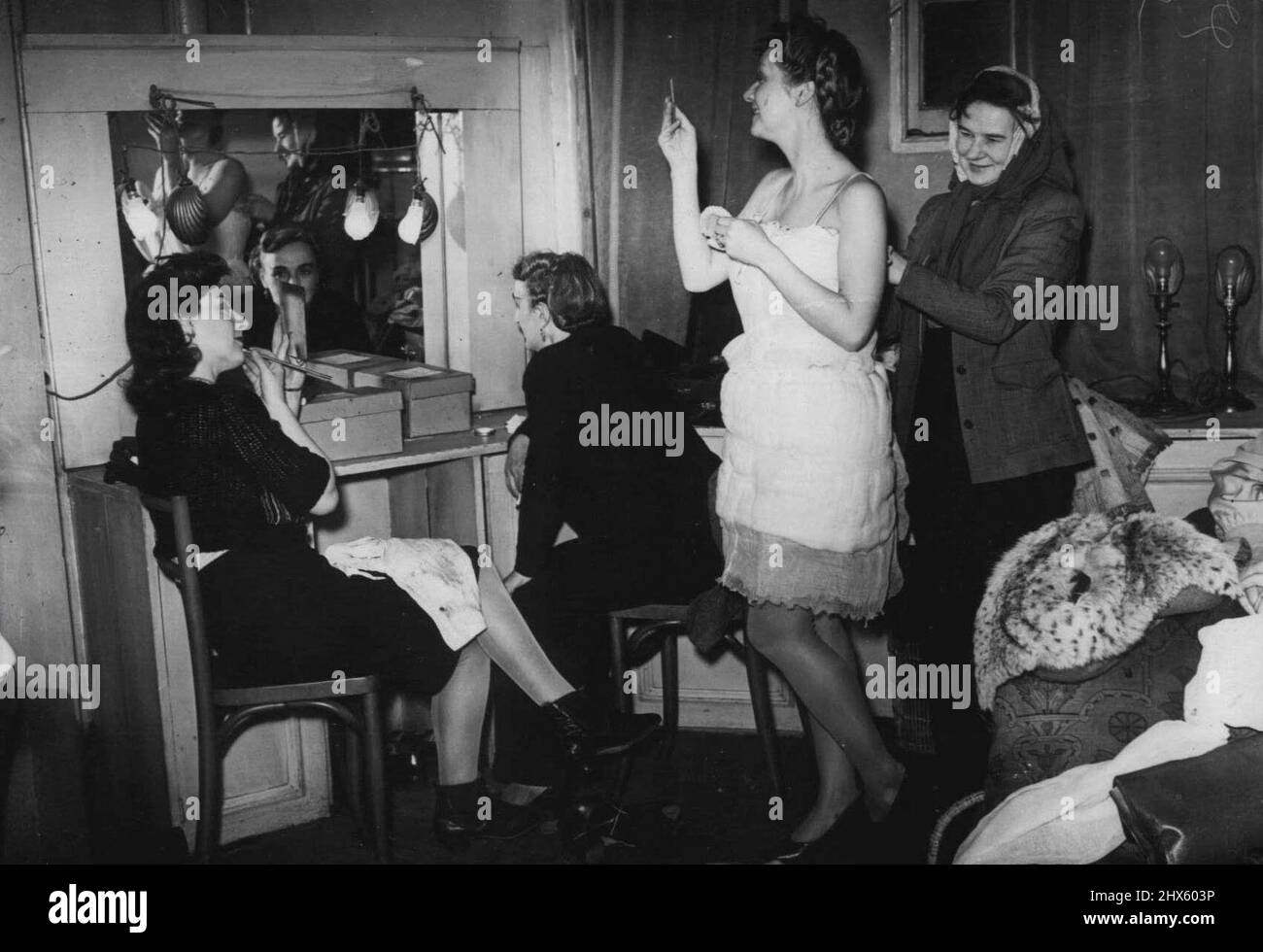 Effettuare il make up. Gennaio 07, 1946. (Foto di Sport & General Press Agency Limited).;Make up. Foto Stock