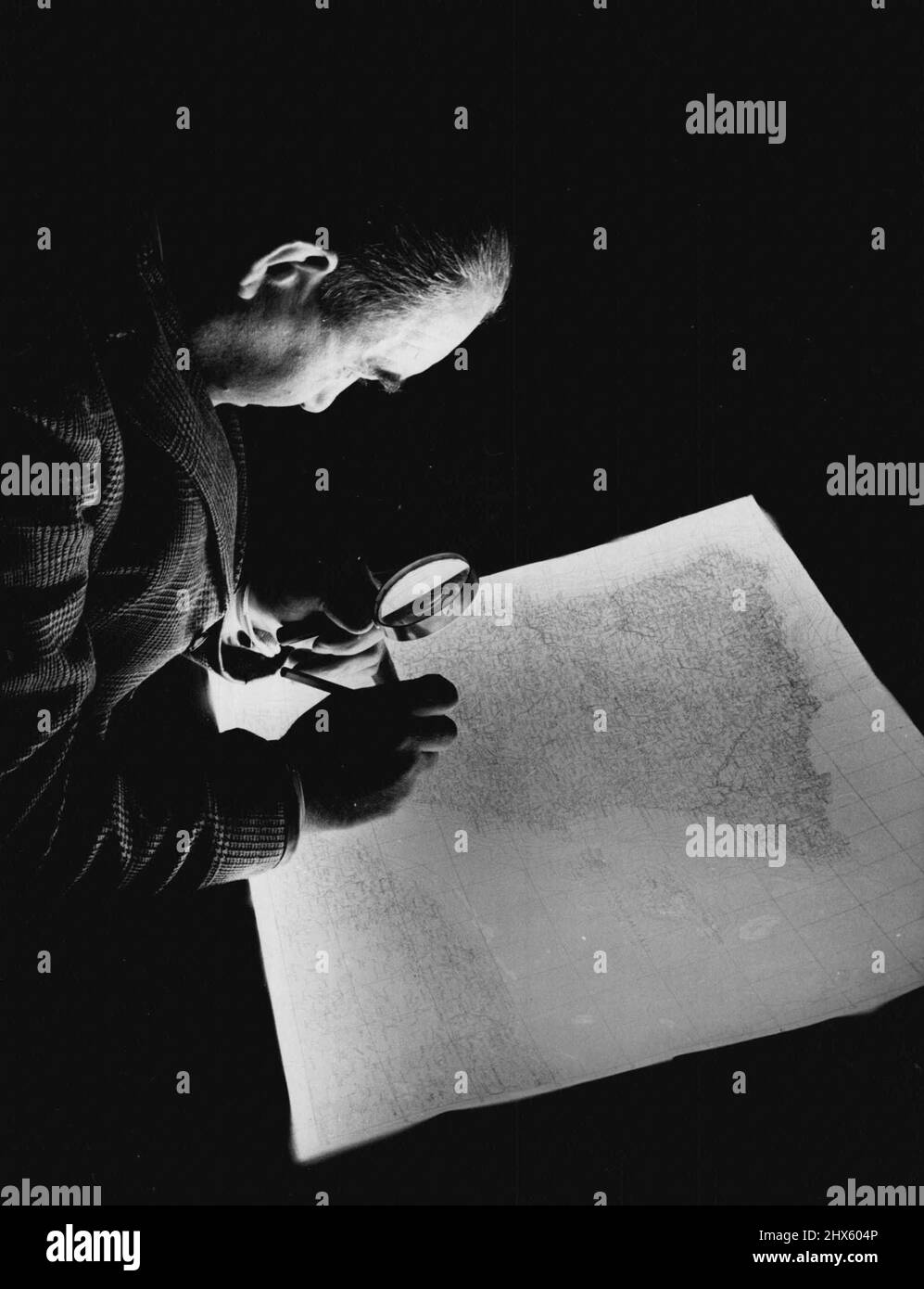 Fare mappe per il mondo -- John Ramage è stato nel settore cartografico per trent'anni. In questa foto sta mettendo i ritocchi finali ad una mappa-disegno su una Kodatrace che ha impiegato nove mesi per produrre. Queste tracce prendono tutto fino ad un anno per fare, e sono redatte da 3 moltissime fonti, tra cui gli orari ferroviari, guide per uffici poeti e guide locali. Tutte le lettere sono fatte a mano, il che è più simpatico per la produzione di mappe che per il tipo. Ottobre 1, 1950. (Foto di C. Foto Stock