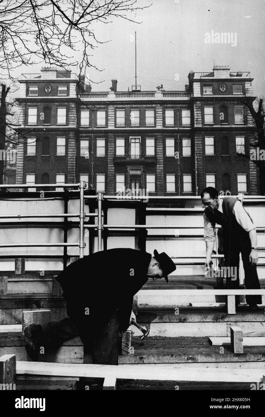 Un'immagine che dà un'enfasi particolare al ***** Osservazione profetica fatta dalla Regina Maria non così lunga ***** Riferendosi all'incoronazione di sua figlia, Lei ***** "Quel giorno non andrò all'Abbazia. Ma no ***** deve interferire con esso. Niente." Sopra il ***** Essendo eretto a Pall Mall per l'incoronazione ***** Visto Marlborough House, tende disegnate - un segno di ***** Rispetto per la Regina che la nazione ora pianora. Marzo 25, 1953. (Foto di Daily Mirror).;un'immagine che dona un'empha poignante Foto Stock