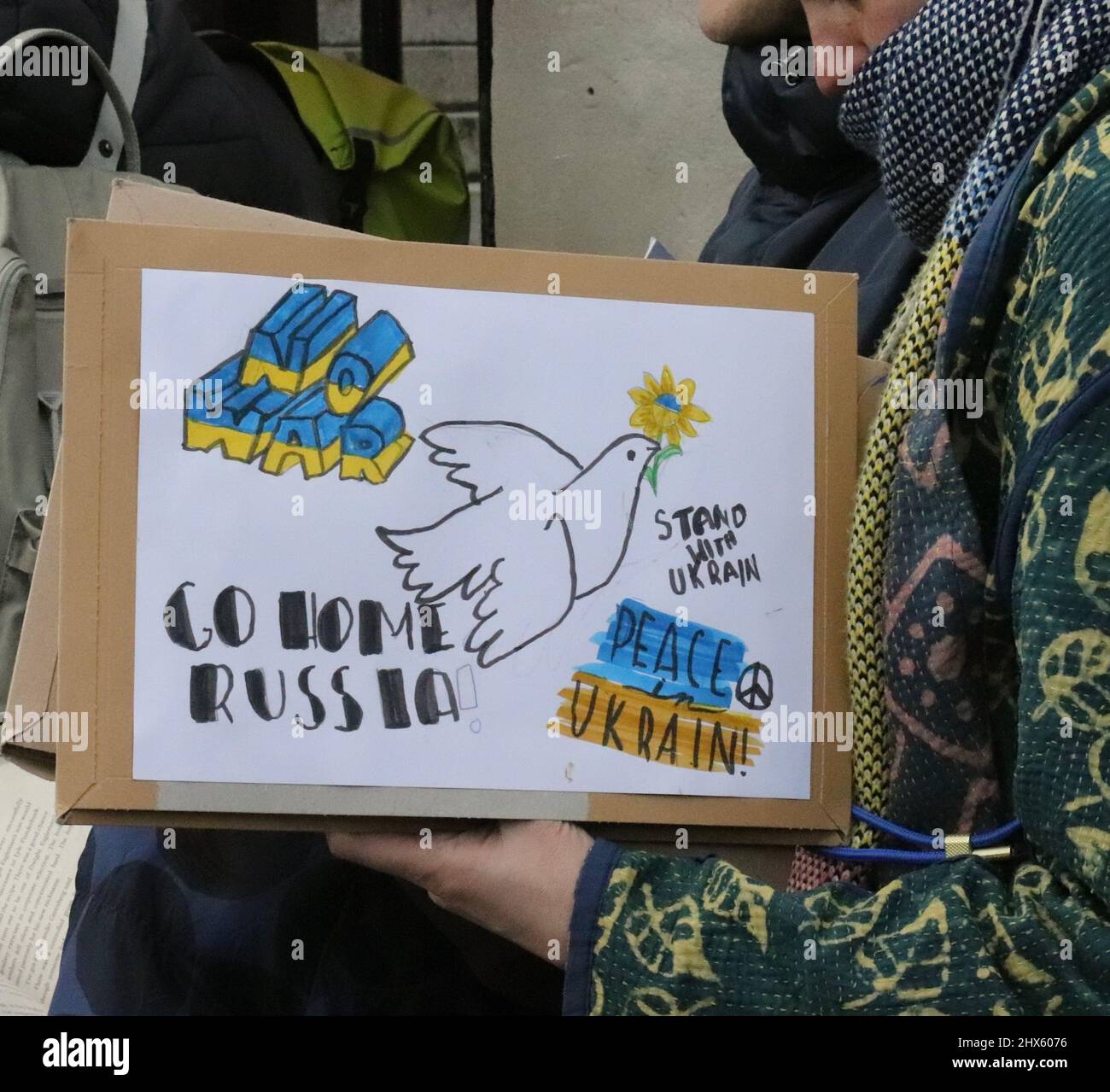 Centinaia di persone si riuniscono per protestare contro l'invasione russa dell'Ucraina 06/03/22 Londra, Regno Unito Foto Stock