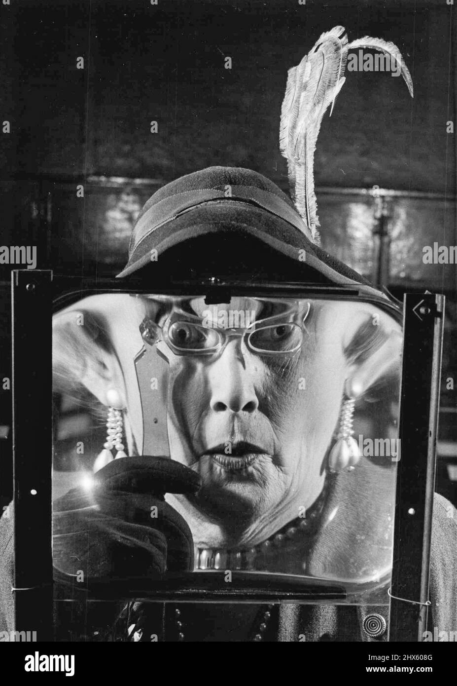 ***** vista dell'occhio dall'interno della lente di ingrandimento. Era così tranquillo nella casa degli insetti allo Zoo. Le formiche erano smunching contently su tigbits di mincemeat, mela e arancia. Poi è successo. "Non guardare ora", uno sussurrò al suo chum, "ma penso che stiamo guardando." Cautamente, guardarono in su - e ci era questo accoppiamento gigante degli occhi che guardava giù là sopra. Umano, ovviamente. Ma, OH che grandi occhi, e con così strano ***** anche per un essere umano. Dopo tutto, le formiche non erano ad ora quella televisione Foto Stock