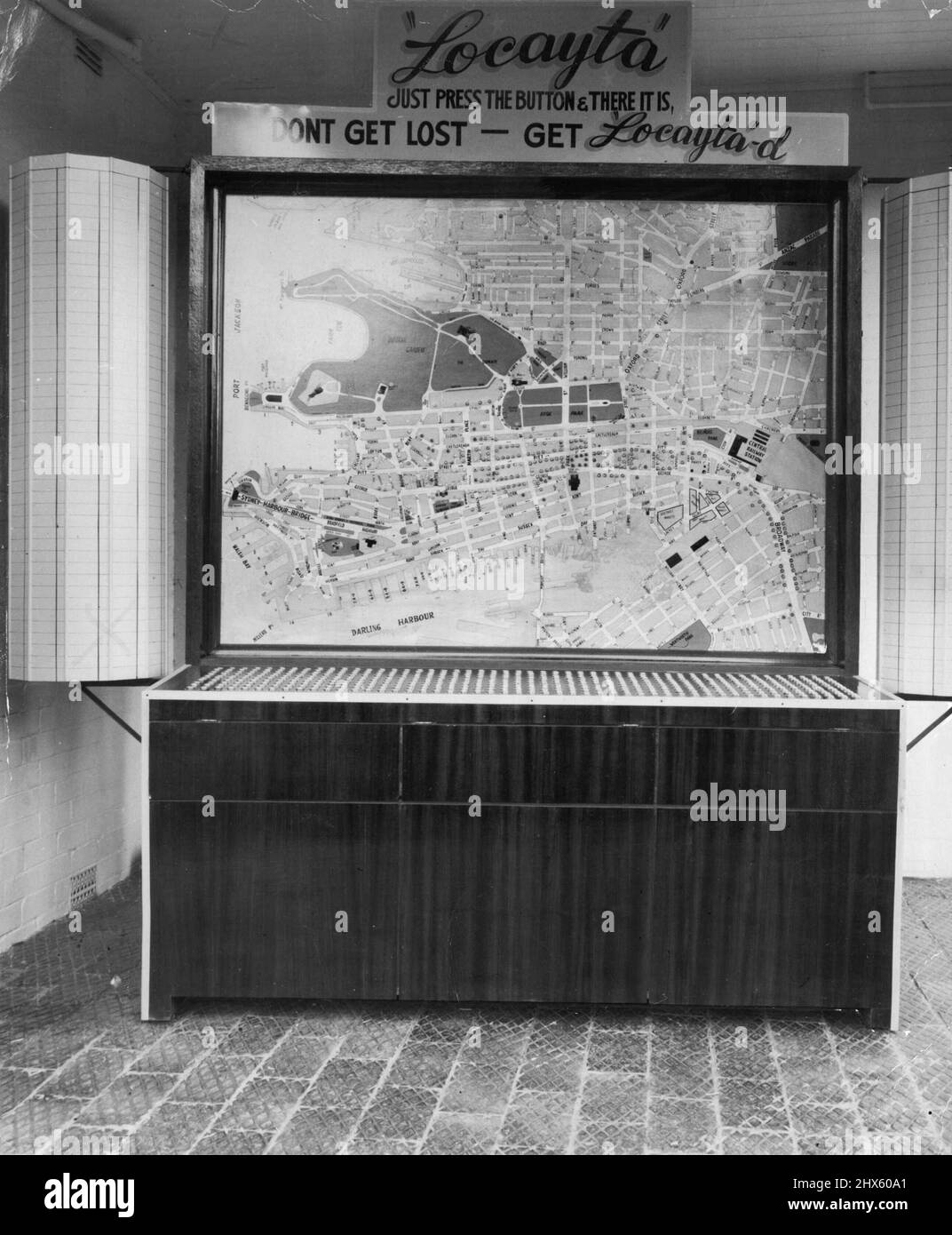 ***** La macchina era del Sig. ***** un appaltatore di 34 anni. ***** , a ***** Olandese Unito durante la seconda guerra, migrazione circa quattro ***** . Partnership con ***** Dentista, W.L. Hollis, Sig. ***** spera di installare macchine in ***** . Aprile 12, 1954.;***** macchina è stata dal Sig. ***** un appaltatore di 34 anni. ***** , a ***** Olandese Unito durante la seconda guerra, migrazione circa quattro ***** . Partnership con ***** Dentista, W.L. Hollis, Sig. ***** spera di installare macchine in ***** . Foto Stock