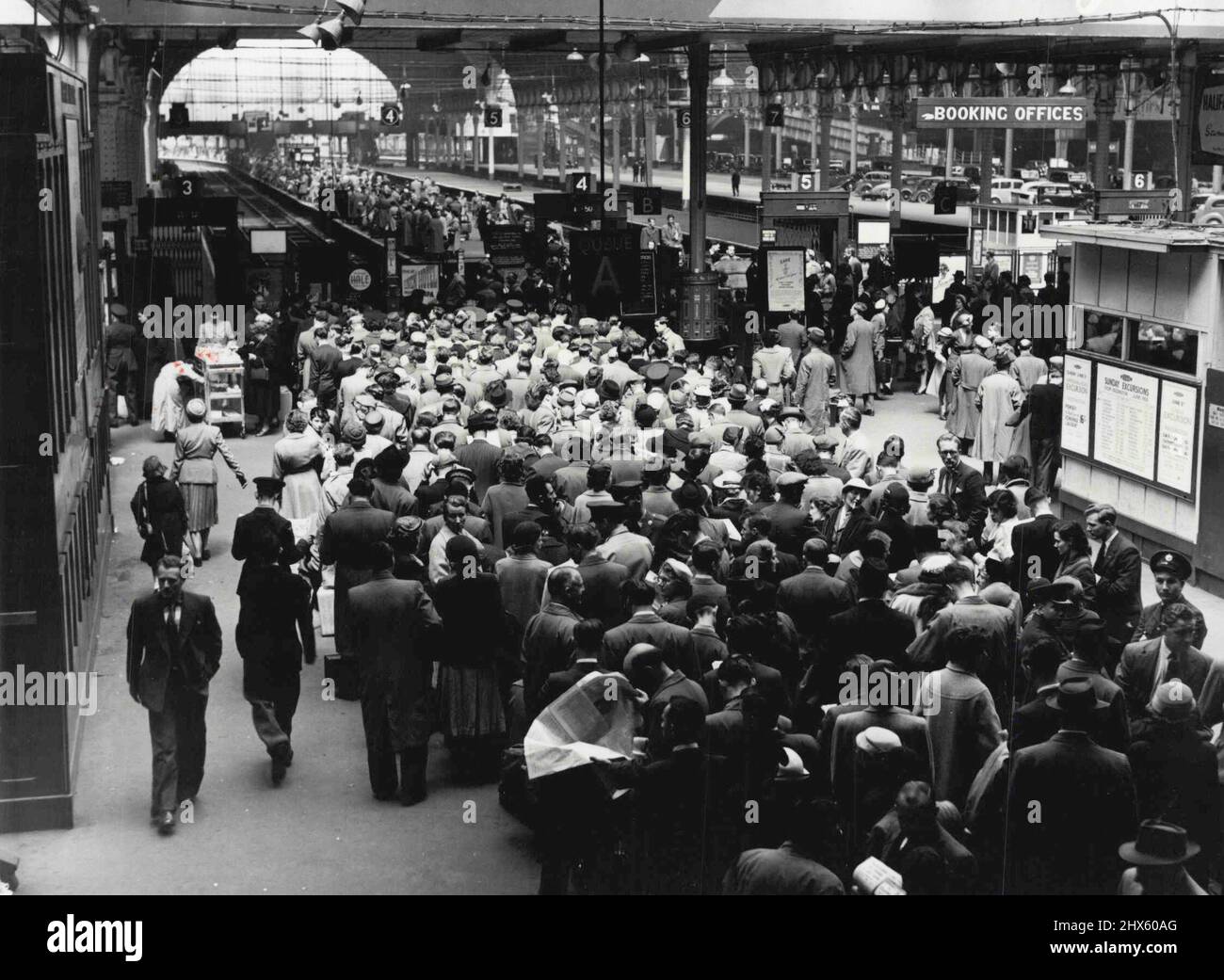 Ci sono persone a Paddington aspettate dalle ore 9 di questa mattina (31-5-55) per le 2,35p m.. Treno Wolverhampton. Sono state tra le migliaia di persone colpite dallo sciopero ferroviario che sta causando caos al traffico di Londra, mentre centinaia di migliaia di automobili affluiscono nella città. Centro nevralgico della British Railways, stazione di Paddington. Maggio 31, 1955. (Foto di Daily Mirror).;c'è gente a Paddington che ha aspettato dalle nove di questa mattina (31-5-55) per le 2,35p.m. Treno Wolverhampton. Erano amon Foto Stock