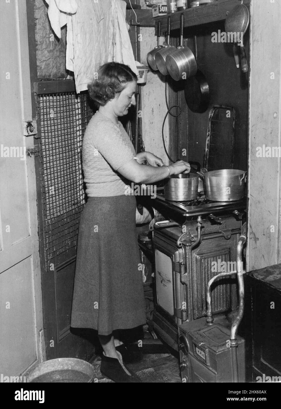 La signora K. Murray, di Darlinghurst, ha atteso 6 1/2 anni a casa. 12 luglio 1953.;la signora K. Murray, di Darlinghurst, ha atteso 6 1/2 anni per la casa. Foto Stock
