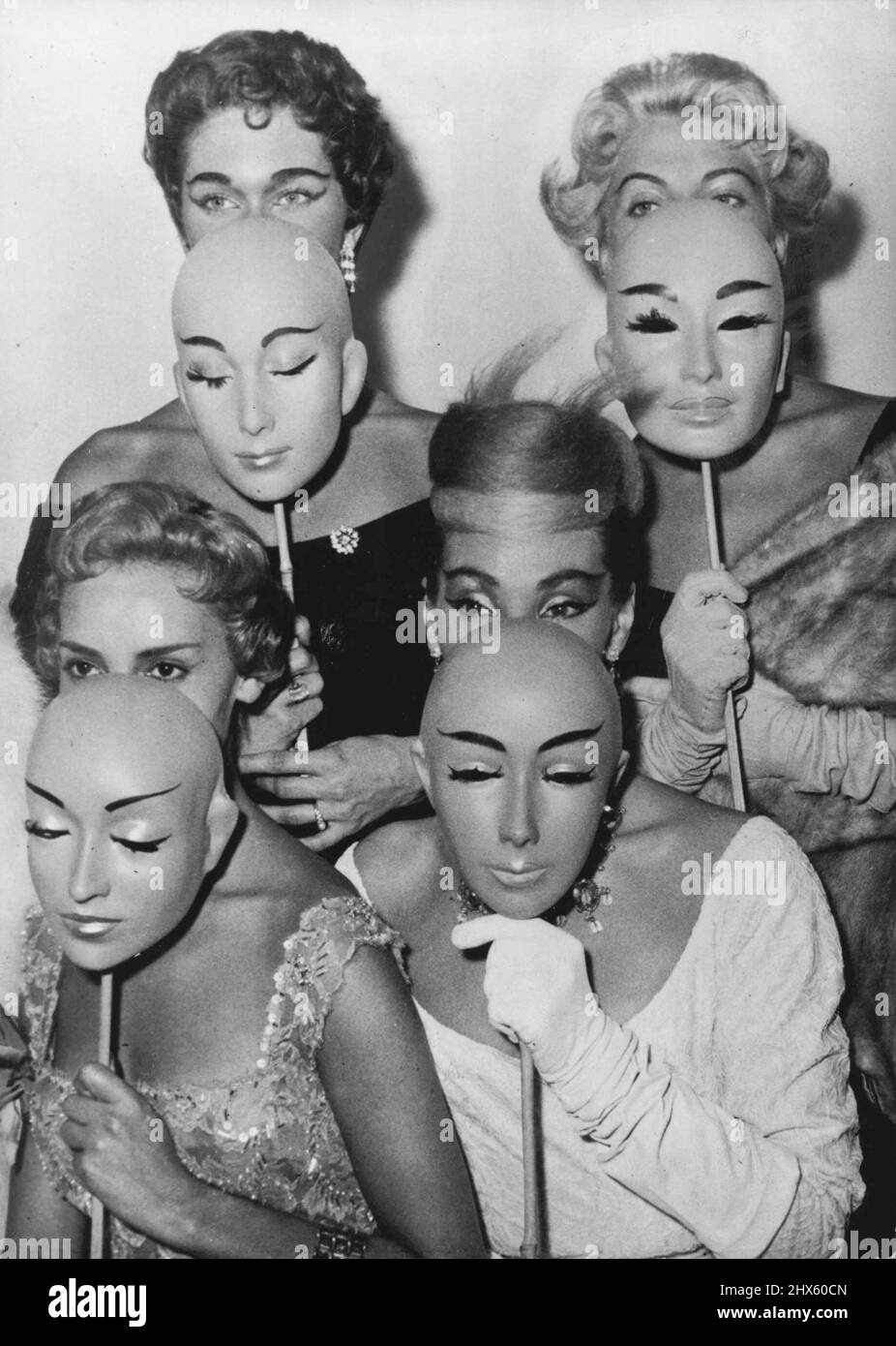 Cambia-circa facce -- sul tema cambia-circa facce. Isabelle Lancary ha presentato ieri a Parigi. Una serie di nuove acconciature e idee originali in make-up. Ecco quattro delle acconciature 'Pastoral' una coiffure stilizzata pomeridiana, 'Feu Follet', effetto spazzato laterale., 'dove' coiffure serale ispirato alla linea Harlequin e 'Tambourine' un'acconciatura da sera fantasia. Una faccia non è sufficiente per questi modelli. Mostrano i nuovi stili dei capelli e le maschere danno l'ultima novità nel make-up di milady. Settembre Foto Stock