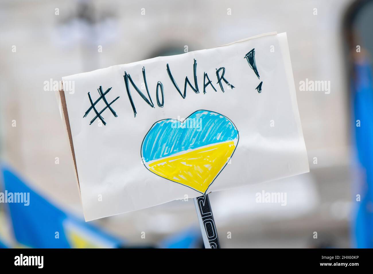 St. Paul, Minnesota. La gente si raduna per sostenere il popolo ucraino e la sovranità dell'Ucraina e fermare la guerra che la Russia sta combattendo contro di loro. Foto Stock