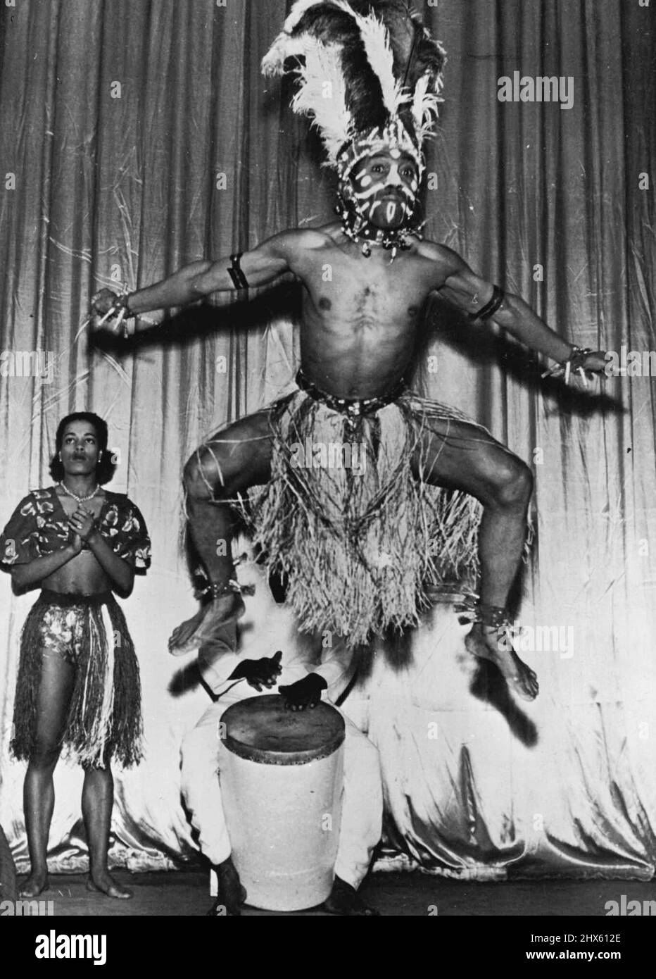 Danza del demone -- il salto estatico di una danza rituale. Uno spettacolo che presenta danze autoctone africane e sudamericane si sta rivelando molto popolare a Parigi. Keita Fodeba ha portato per la prima volta il suo spettacolo 'Black African and South American Ballet' nella capitale francese. Dicembre 6, 1952. (Foto di Paul Popper Ltd.).;Danza demone -- il salto estatico di una danza rituale. Uno spettacolo che presenta danze autoctone africane e sudamericane si sta rivelando molto popolare a Parigi. Keita Fodeba ha portato il suo sho Foto Stock