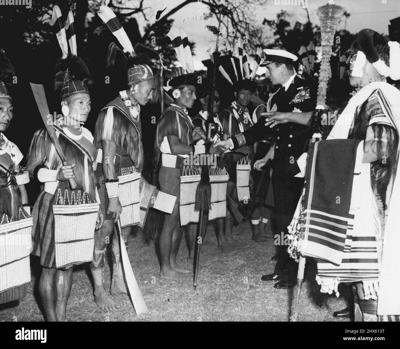 Mountbatten incontra le sue truppe birmane -- Conte Massiccio della Birmania (destra) è visto scuotere le mani con un nagas tribù, quando ha visitato Shillong, Assam, India, marzo 15. I Tribesmen formano molte parti di Assam camminato a piedi fino a Shillong per incontrarsi e ballare per i ragazzi del Monte. I maggi e altri tribesini che si sono mossi verso Shiillong, combattevano contro il comando di Mountbatten quando era comandante supremo nel Sud-Est asiatico. Marzo 21, 1948. (Foto di Associated Press Photo).;Mountbatten incontra il suo Burm Foto Stock