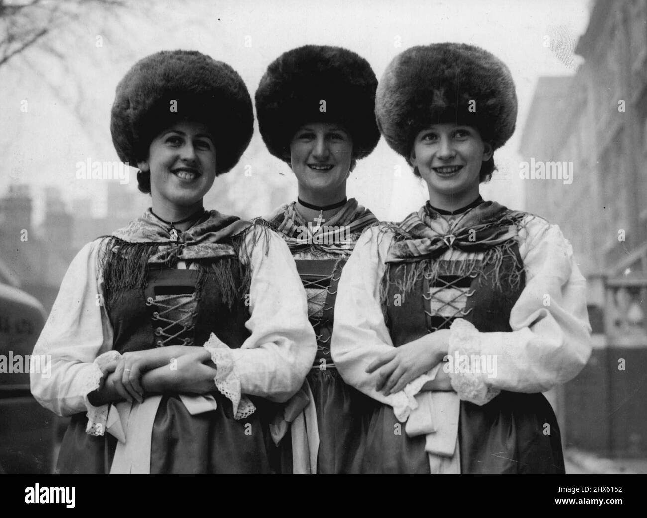 Le ragazze del Tirolo vengono in città -- tre motivi attraenti per prendere una vacanza nel Tirolo austriaco sono, da sinistra a destra, Midi Hiltrolt, Erika Karle e Irmgard Decristoforo, da Seefeld. Indossavano i loro costumi nazionali con cappelli da castoro all'International Holidays and Sports Exhibition, che ha aperto presso la Royal Horticultural Hall di Londra, oggi (giovedì) fino a sabato 29 gennaio. Questa è la prima mostra del suo genere nel mondo. Gennaio 20, 1955. (Foto di Reuterphoto) Foto Stock