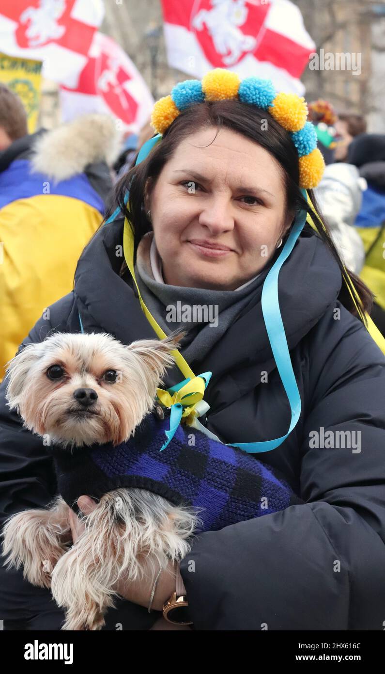 Centinaia di persone si riuniscono per protestare contro l'invasione russa dell'Ucraina 06/03/22 Londra, Regno Unito Foto Stock