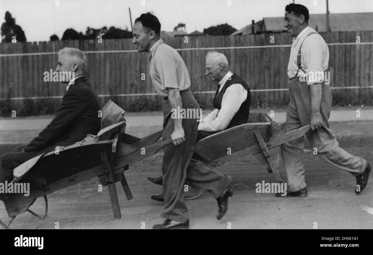I festeggiamenti del Fairfield Jubilee si esaurono dove la corsa sfida del barrow. Il sindaco S. Money Pusher con la sedia in giù nel barrow MR. George Ravis - il presidente della Camera di Commercio spinge C. Harris con M. Ron. Campbell in barrow. 5 dicembre 1938.;festeggiamenti giubilari di Fairfield che sgocciolano dove la corsa sfida di barrow. Il sindaco S. Money Pusher con la sedia in giù nel barrow MR. George Ravis - il presidente della Camera di Commercio spinge C. Harris con M. Ron. Campbell in barrow. Foto Stock