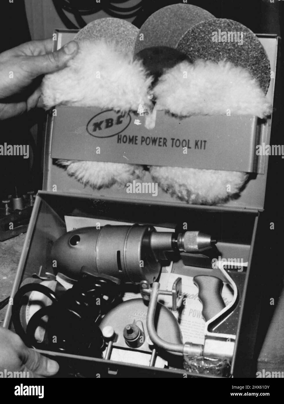 Il kit di utensili Home Power è in una custodia in metallo. È dotato di trapano, sega, lucidatura, smerigliatura e ***** abiti. 8 dicembre 1953.;il kit di utensili per l'alimentazione domestica è in una custodia di metallo. È dotato di trapano, sega, lucidatura, smerigliatura e ***** abiti. Foto Stock
