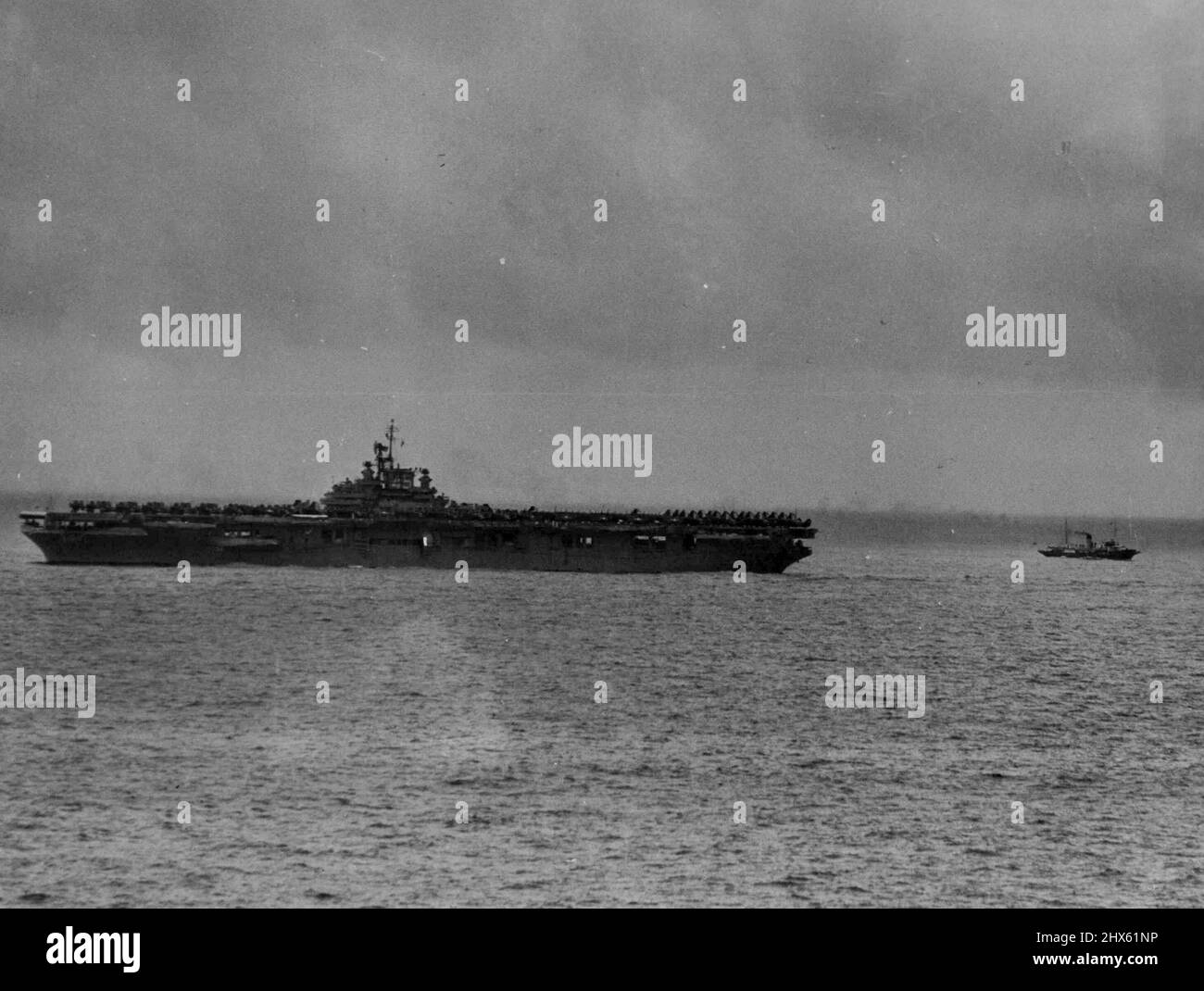 Flotta USA qui. La compagnia aerea statunitense Valley Forge, ammiraglia della Task Force 38, ha mostrato le teste all'arrivo a Sydney oggi. La nave pilota Captain Cook può essere vista pronta a mettere il pilota a bordo della Valley Forge. Gennaio 30, 1948. Foto Stock