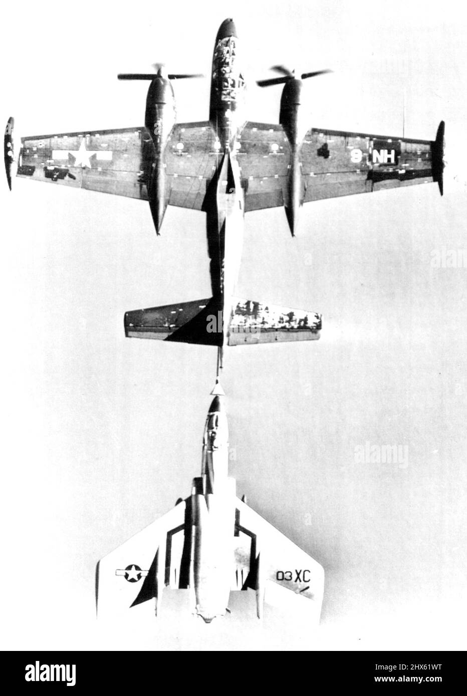 Questa insolita immagine, presa direttamente dall'alto, ha mostrato un caccia Chance Vought-Kavy F7U-3 Cutlass a due jet che si rifornisce in aria da un drowue dietro un aereo da cisterna AJ-2. Maggio 27, 1955. (Foto di U.S. Navy Photo).;questa immagine insolita, presa direttamente dall'alto, ha mostrato un caccia a due jet Chance Vought-Kavy F7U-3 Cutlass che si rifornisce in aria da una drogata dietro un aereo di autocisterna AJ-2. Foto Stock