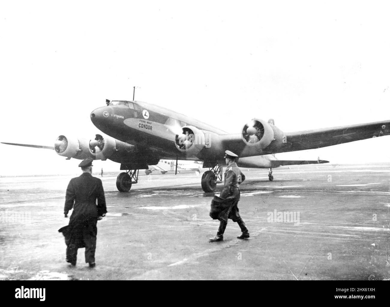 Il volo segreto dell'oceano riesce -- la macchina prima della partenza dall'Aerodromo di Berlino. Da Berlino a New York. Un aereo di linea tedesco, che ha lasciato Berlino segretamente su un ***** Volo transatlantico, atterrato all'Aerodromo Floyd Bennett ***** New York la notte scorsa. Era il primo volo diretto tra Berlino e New York, e il tempo impiegato era di 24 ore e 56 minuti. La macchina è un monoplano 'Focke-Wulf Condor' a 26 posti, appartenente alla Lufthansa Company e portato un corvo di quattro, diretto da Foto Stock