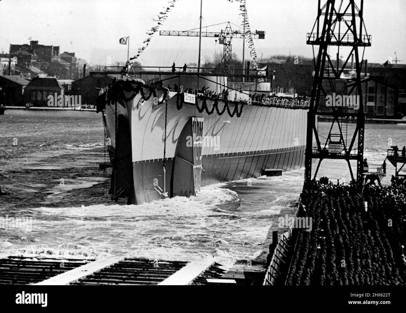 Battaglia - nave ' Tirpitz' lanciata a Wilhelmshaven. Il lancio della battaglia - nave 'Tirpitz' il 1st aprile la battaglia - nave 'Tirpitz' (35000 tonnellate) è stato lanciato in presenza del Fihrer. 1 maggio 1939.;Battaglia - nave 'Tirpitz' lanciata a Wilhelmshaven. Il lancio della battaglia - nave 'Tirpitz' il 1st aprile la battaglia - nave 'Tirpitz' (35000 tonnellate) è stato lanciato in presenza del Fihrer. Foto Stock