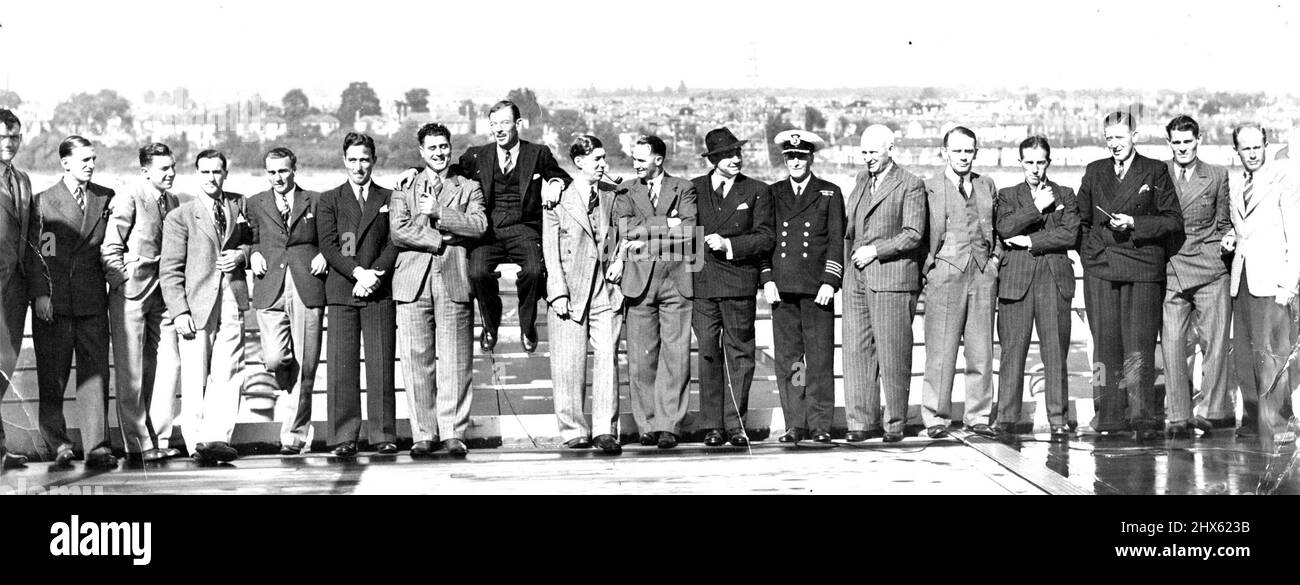 M.C.C. Partenza della squadra per 'Down Under': Il M.C.C. Squadra di Cricketers in tournée in Australia e giocata nel Test Match di questa stagione, per l'Inghilterra, si è imbarcata a Southampton nel S.S. 'Castello di Stirling' oggi, Sabato. La squadra inglese ha fotografato a bordo della S.S. 'Castello Stirling' questo pomeriggio. Sono (da sinistra a destra): A.V. Bedser, L. Hutton, D.V.P. Wright, T.G. Evans, J. Hardstaff, D. Compton, W. Voce, T. B.P. Smith, N.W.D. Yardley, J. Langridge, W.D. Roach (Maestro del Castello di Stirling), maggiore R. Howard Foto Stock