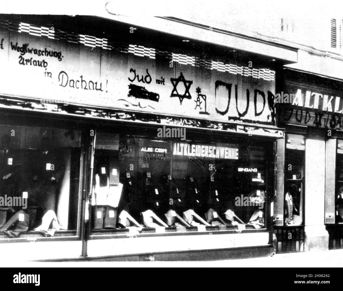 Un nuovo anno -- ma un vecchio terrore: Mentre gli ebrei in tutto il mondo si preparavano a celebrare il loro nuovo anno, un vecchio terrore ha sparato i loro fratelli in Europa -- particolarmente in Germania e in Austria. Come se in osservanza dell'occasione, la campagna di persecuzione si intensificasse a Vienna. Questo negozio di abbigliamento ebraico di Vienna è stato cosparso di segni e slogan anti-ebrei. 'achau' si riferisce a un campo di concentramento austriaco. Settembre 24, 1938. (Foto di ACME).;Un nuovo anno -- ma un vecchio terrore: Come ebreo Foto Stock