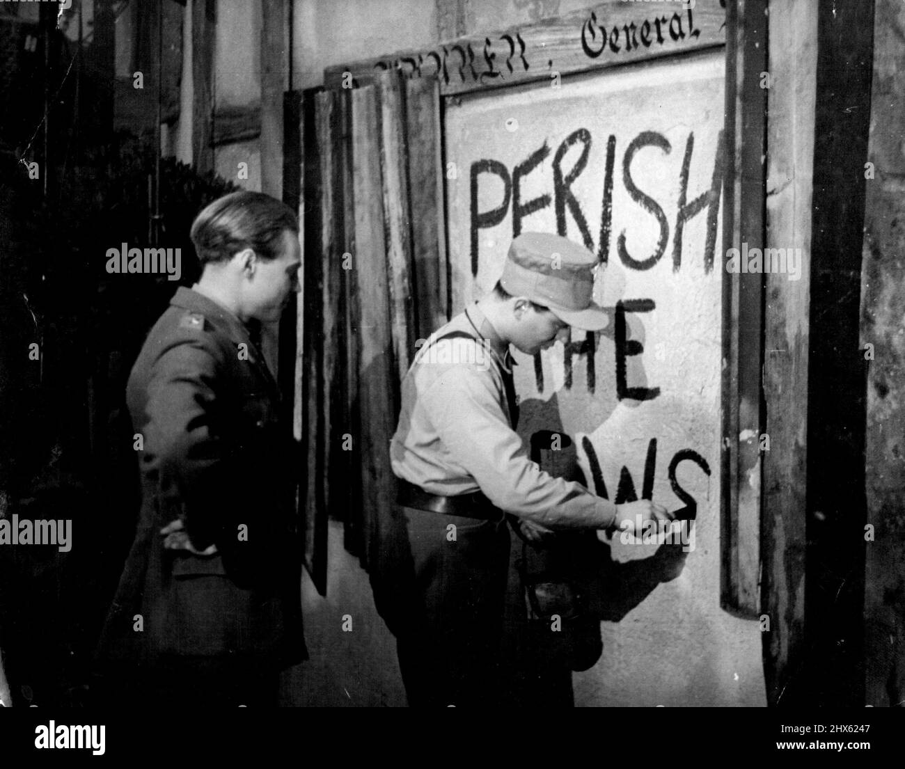 Arrivano i primi segni di ebreo-baiting. Le vetrine del negozio sono state salite a seguito di un raid nazista. Giugno 15, 1940. (Foto di Black Star).;arrivano i primi segni di ebreo-baiting. Le vetrine del negozio sono state salite a seguito di un raid nazista. Foto Stock