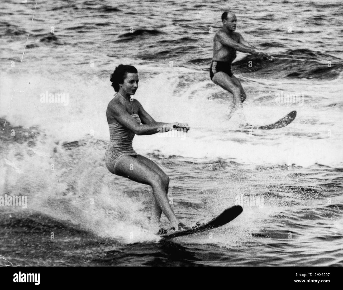 Campioni di sci nautico, Bill McLachlan e ***** Higgs che ha dato la loro dimostrazione a Rose Bay ieri. 17 marzo 1953.;campioni di acqua-sci, Bill McLachlan e ***** Higgs che ha dato la loro dimostrazione a Rose Bay ieri. vintage, archivio, archival, 20th secolo, vecchio, storico, sci d'acqua, acqua, umano, parte di una serie, vacanza, all'aperto, lago, anni '50 Foto Stock
