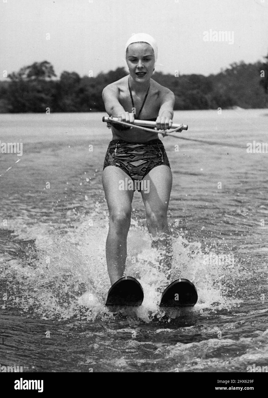 Un po' incerto Miss Sapargy ha imparato la corretta tecnica dello sci e non sarà molto prima. 15 dicembre 1955.;Un po 'incerto Miss Sapargy ha imparato la corretta tecnica di sci e non sarà molto prima. vintage, archivio, archivio, 20th secolo, vecchio, storico, sci d'acqua, acqua, umano, parte di una serie, vacanza, all'aperto, lago, anni '50 Foto Stock