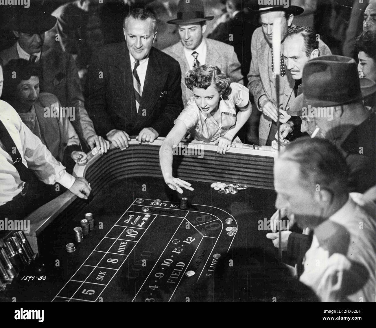 Scommette! Barbara Stanwyck ha i dadi e sta uscendo per il suo punto. La talentuosa attrice, contendente per il premio 1948 "migliore attrice", gioca il suo ruolo più drammatico fino ad oggi nella "The Lady Gambles" di Universal-International, che ha co-stelle Robert Preston e Stephen McNally. Barbara è gettata nel ruolo di una donna rispettabile portata all'orlo del degrado sociale dalla febbre del gioco d'azzardo. I resort di Las Vegas formano un autentico sfondo per il film. 6 agosto 1949.;Scommesse giù! Barbara Stanwyck ha Foto Stock