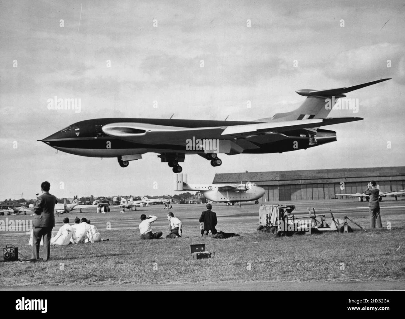 S.B.A.C. Flying Display a Farnborough The Handley Page Victor Bomber che è alimentato da quattro motori Armstrong Siddley zaffiro Jet, atterrando a Farnborough oggi dopo aver preso parte alla mostra di volo. Settembre 09, 1953. (Foto di Fox Photos). Foto Stock