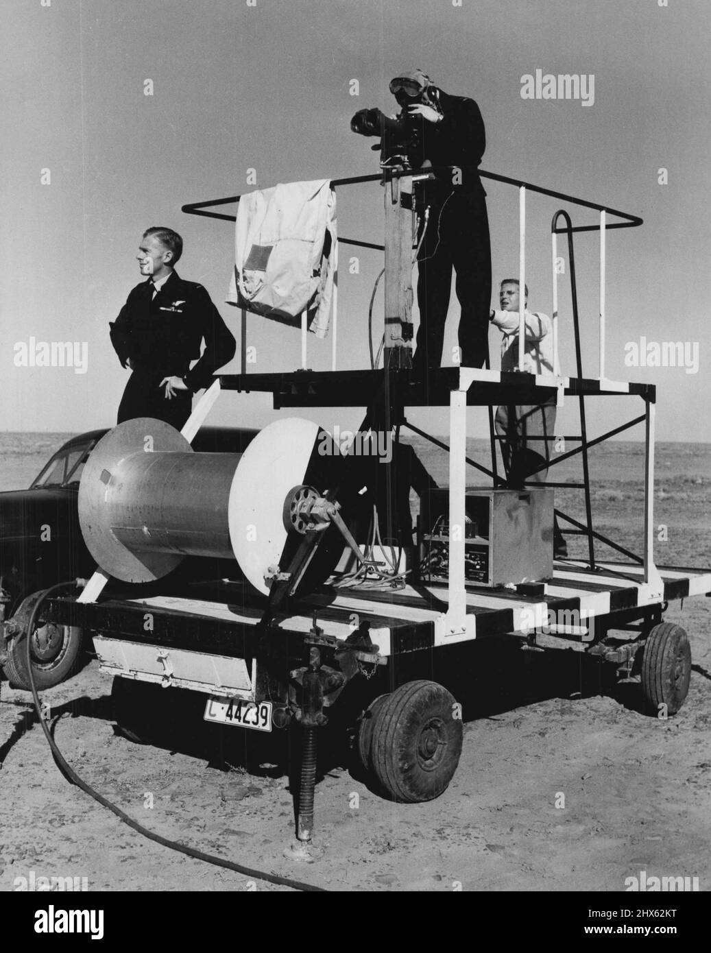 Flt. J. Esperia avvistare un Jindivik di ritorno e dirigere l'aereo senza pilota via radio ad un atterraggio perfetto. Maggio 01, 1953. Foto Stock