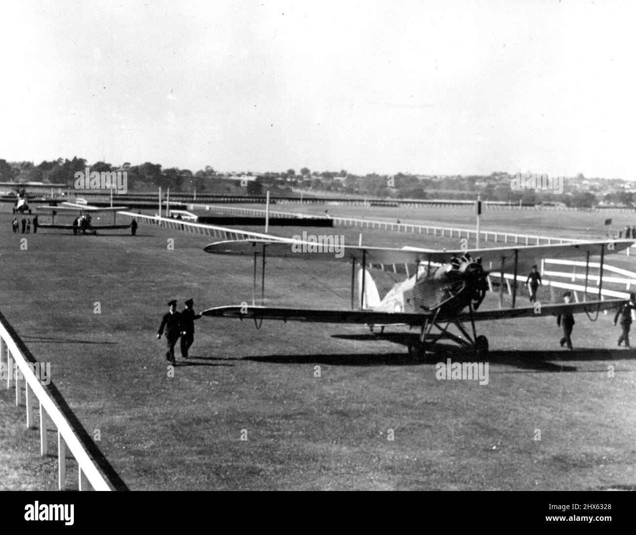 Wapiti, Cadet e Seagull arrivano all'ippodromo di Flemington, per la mostra RAAF. Aprile 19, 1938. (Foto di Royal Australian Air Force Public Relations). Foto Stock