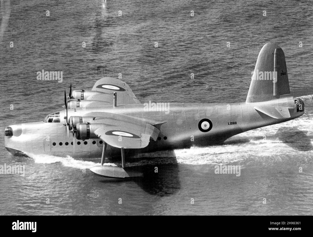 New Flying della Gran Bretagna 'Battleships' il 'Sunderland', ammiraglia della nuova flotta di 'Battleships' volanti, che sta per decollarsi da Felixstowe, Suffolk, oggi, sarà in vista lì a domani - Empire Air Day. La Gran Bretagna intende costruire una marina aerea di "navi da battaglia volanti", velieri giganti in grado di crociere oceaniche di 3.000 miglia, trasportando bombe e pistole. Saranno dotati di torrette girevoli nella coda. Il mese prossimo, il Sunderland, ammiraglia della nuova flotta, sarà una crociera dimostrativa a Sing Foto Stock