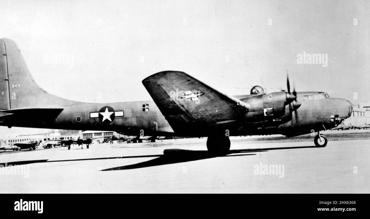 Il più grande bomber sperimentale americano si riscalda presso lo U.S. Air Field. Il nuovo bomber sperimentale americano XB-19-A riscalda i suoi quattro motori raffreddati a liquido in un aeroporto negli Stati Uniti più grande del B-29 Superfortress, il XB-19-A ha un alingspread di 212 piedi ed è costruito per trasportare un carico di bomba da 18 tonnellate o 124 uomini completamente armati. I suoi motori da 2.600 cavalli consentono operazioni ad altitudini elevate e l'uso di eliche a passo reversibile consente una corsa di atterraggio più breve fornendo una potenza frenante aggiuntiva. Th Foto Stock