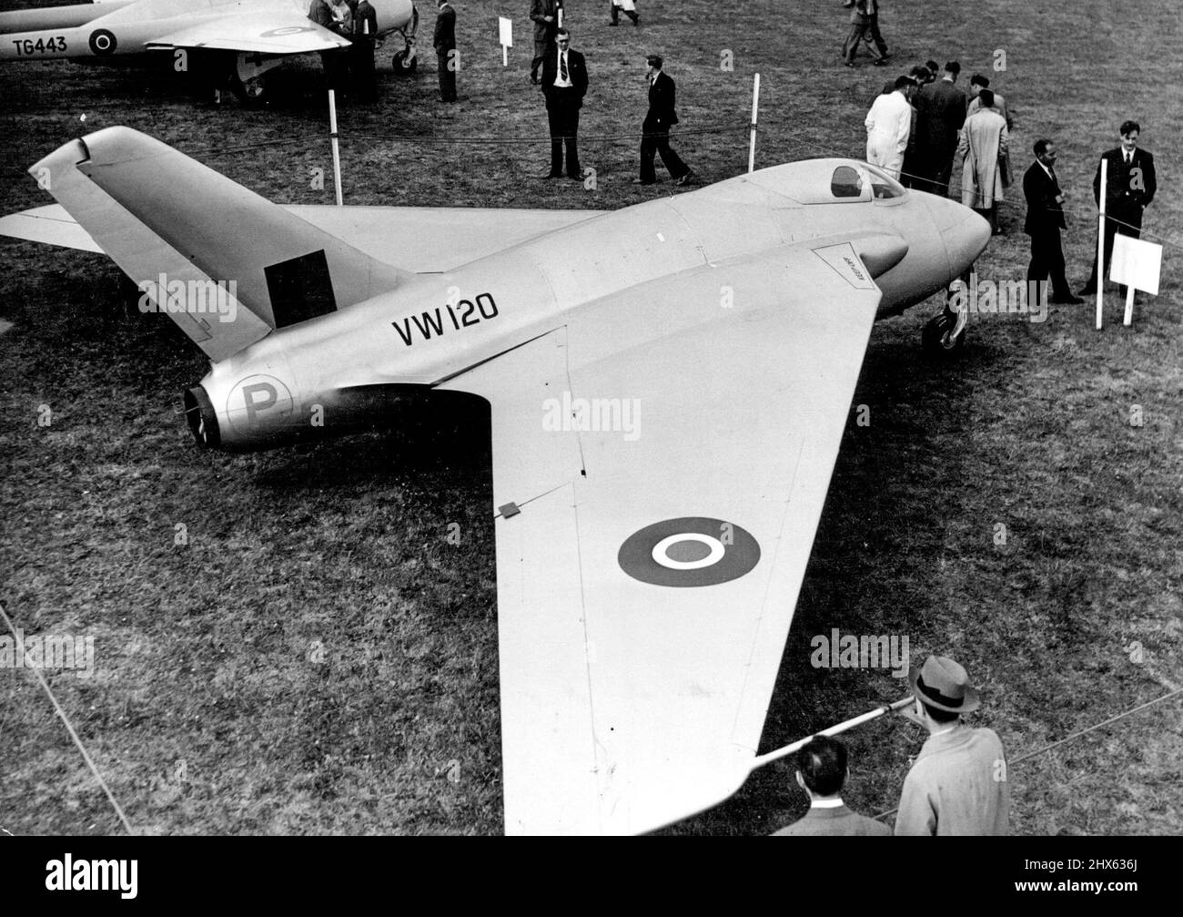 Vetrina britannica del £10.000.000 Air Shop. Guardando giù sul De Havilland 108 aereo di ricerca ad alta velocità. Ha un motore de Havilland Goblin turbo-jet. Visitatori provenienti da tutte le parti del mondo hanno partecipato al primo dei quattro giorni di esposizione e mostra volante della Società di costruttori aerei britannici a Radlett, Harts, oggi. Settembre 9, 1947. Foto Stock