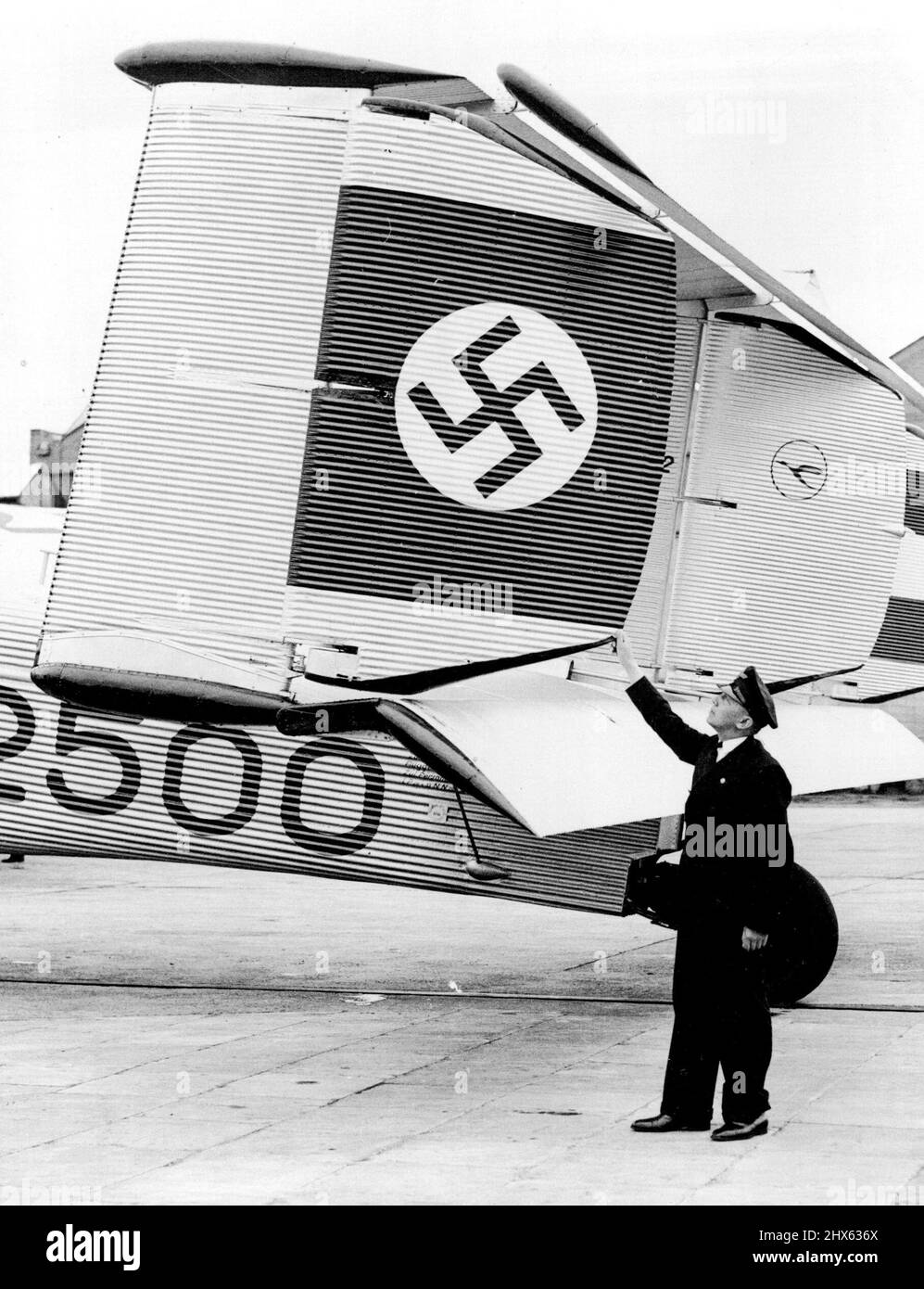 Nuovo cartello nazista sugli aerei tedeschi. L'insegna nazista sul monoplano recentemente battezzato Junkers 'Generalfeldmarschall von Hindenburg' fotografato al Croydon Aerodrome (Londra) prima di partire per il viaggio di ritorno a Berlino. La svastika, la nuova insegna tedesca, è stata posta su tutti gli aerei tedeschi. Maggio 8, 1933. (Foto di Topical Press). Foto Stock