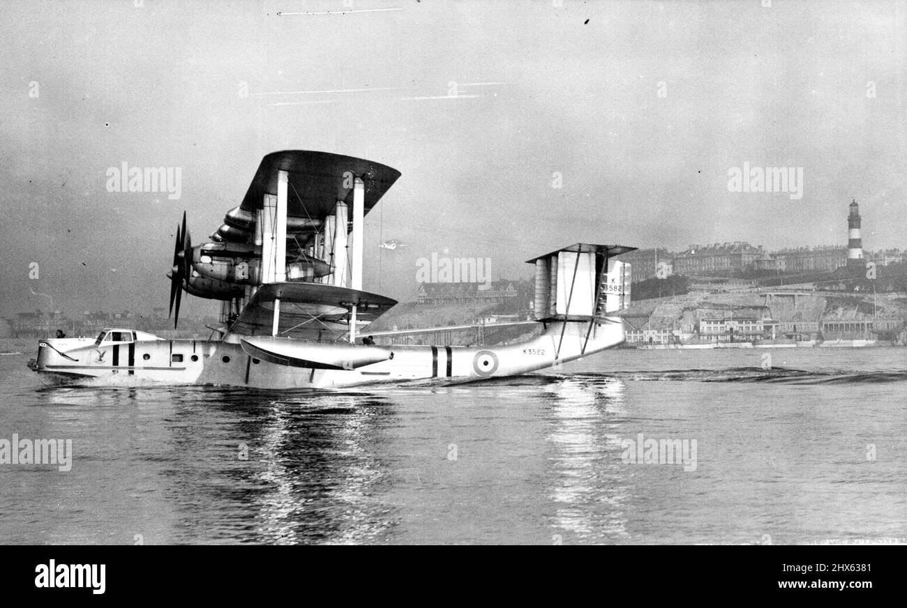 R.A.F. Volare barche off sulla spedizione Groenlandia. Una delle due Perth Flying Boats, passando Plymouth Hoe, all'inizio del volo per la Groenlandia per scopi di addestramento e per studiare le possibilità di una nuova rotta aerea per l'America dal Nord Atlantico. Ottobre 22, 1934. (Foto di Central Press Photos Ltd.). Foto Stock